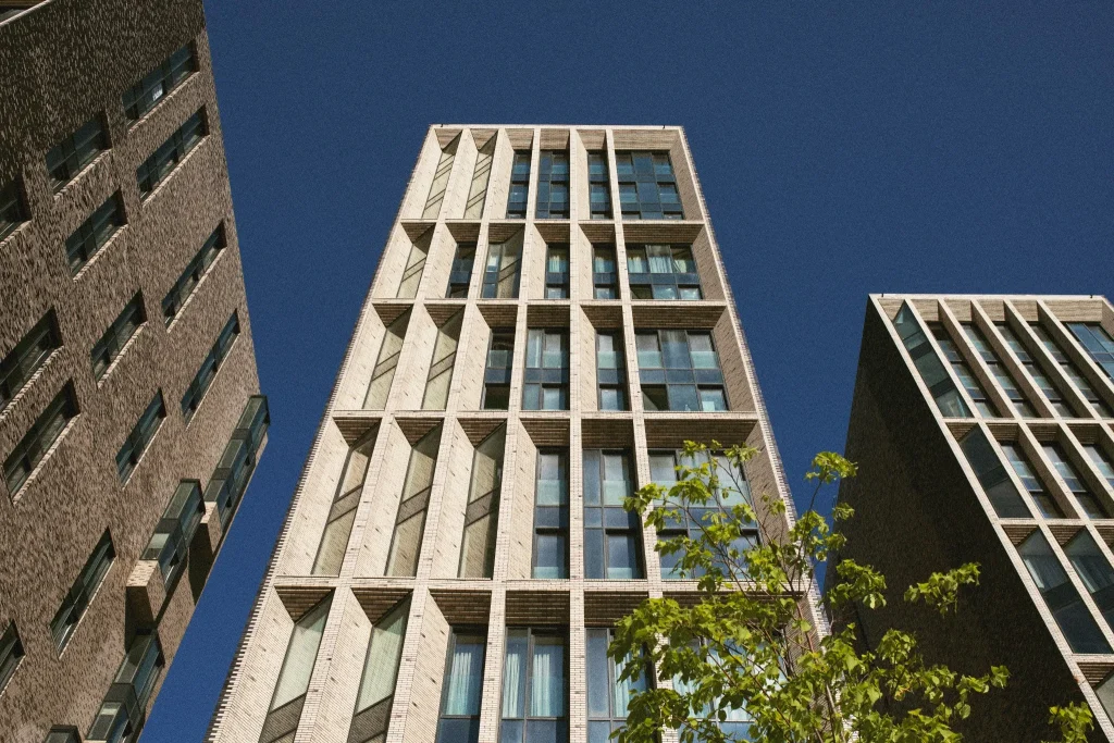 Immeuble collectif moderne en ville avec façade vitrée et design contemporain