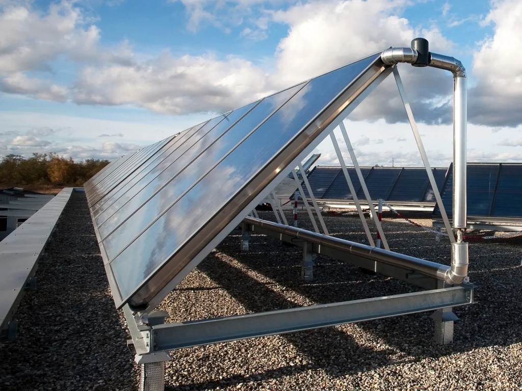 Panneaux solaires thermiques installés en toiture d’immeuble collectif